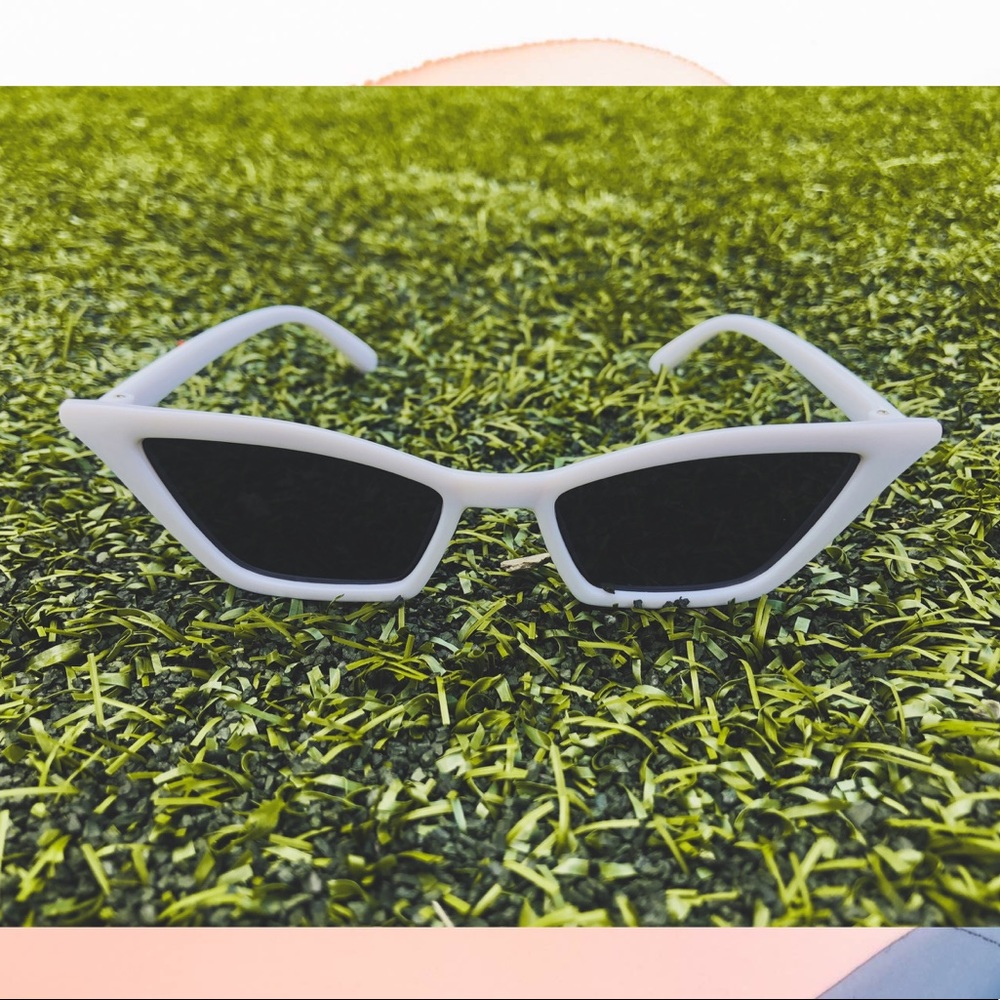 SOLD 🕶🤍 RETRO CAT-EYE SUNGLASSES! ⁣⁣
⁣